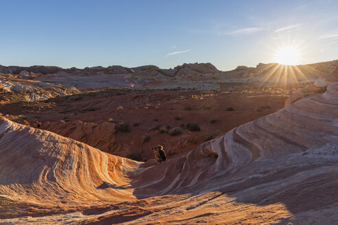 USA, Nevada, Valley of Fire State Park, Frau fotografiert farbigen Sandstein und Kalksteinfelsen der Feuerwelle - FOF09099