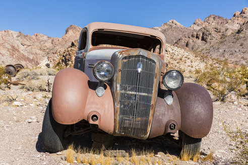 USA, Nevada, Oldtimer-Wrack in der Wüste - FOF09101