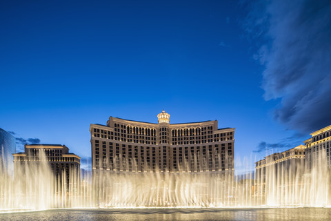 USA, Nevada, Las Vegas, Strip, Springbrunnen des Hotels Bellagio zur blauen Stunde, lizenzfreies Stockfoto