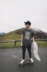 Spanien, Lleida, junger Mann auf Skateboard in ländlicher Landschaft - JPF00185