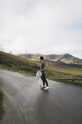 Spanien, Lleida, junger Mann auf Skateboard in ländlicher Landschaft - JPF00186