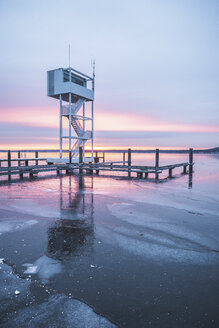 Deutschland, Berlin, Müggelsee mit Sprungturm im Winter bei Sonnenaufgang - ASCF00731