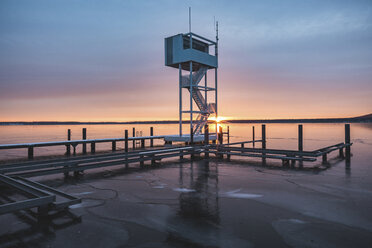 Deutschland, Berlin, Müggelsee mit Sprungturm im Winter bei Sonnenaufgang - ASCF00732