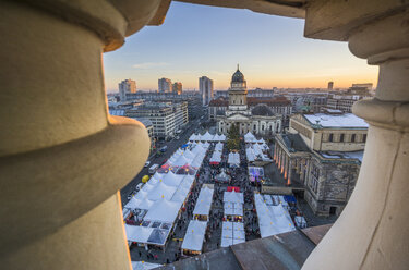 Deutschland, Berlin, Weihnachtsmarkt am Gendarmenmarkt in der Abenddämmerung - PVCF01040