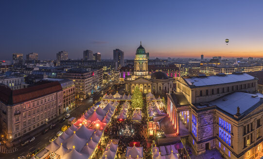 Deutschland, Berlin, Weihnachtsmarkt am Gendarmenmarkt am Abend - PVCF01041