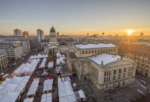 Deutschland, Berlin, Weihnachtsmarkt am Gendarmenmarkt bei Sonnenuntergang - PVCF01042
