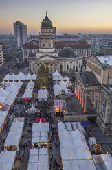Deutschland, Berlin, Weihnachtsmarkt am Gendarmenmarkt in der Abenddämmerung - PVCF01043