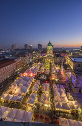 Deutschland, Berlin, Weihnachtsmarkt am Gendarmenmarkt am Abend - PVCF01044