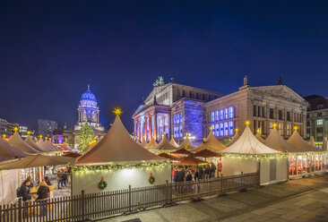 Deutschland, Berlin, Weihnachtsmarkt am Gendarmenmarkt bei Nacht - PVCF01045