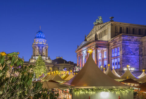 Deutschland, Berlin, Weihnachtsmarkt am Gendarmenmarkt bei Nacht - PVCF01046