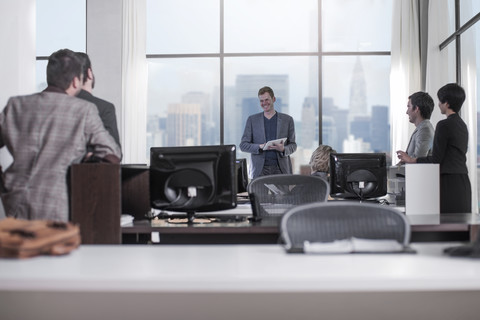 Menschen schauen auf lächelnde Geschäftsmann in der Stadt Büro, lizenzfreies Stockfoto