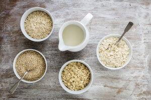 Variation von Haferflocken und Milch in einer kleinen Dose - EVGF03151