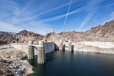 USA, Nevada, Arizona, Lake Mead, Colorado River, Hoover-Damm, Druckleitungstürme - FOF09116