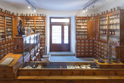 Deutschland, Radolfzell, Verkaufsraum der historischen Apotheke im Stadtmuseum, lizenzfreies Stockfoto