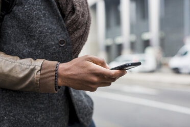 Mann hält Handy in der Hand, Nahaufnahme - MAUF00984