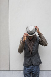Stilvoller Mann setzt Hut auf - MAUF01012