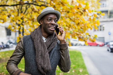 Porträt eines stilvollen Mannes beim Telefonieren im Herbst - MAUF01018