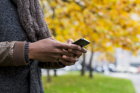 Männerhände halten Mobiltelefon, lizenzfreies Stockfoto