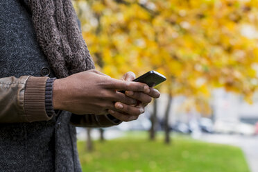 Männerhände halten Mobiltelefon - MAUF01019