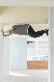 Junger Mann beim Parkour in der Stadt - SKCF00272