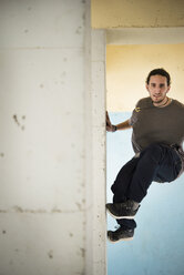 Junger Mann beim Parkour in der Stadt - SKCF00273