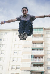 Junger Mann beim Parkour in der Stadt - SKCF00277