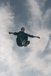 Junger Mann beim Parkour in der Stadt - SKCF00279