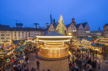 Deutschland, Frankfurt, drehendes Karussell auf dem Weihnachtsmarkt am Römerberg am Abend - PVCF01049