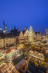 Deutschland, Frankfurt, Weihnachtsmarkt auf dem Römerberg am Abend von oben gesehen - PVCF01050