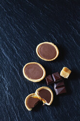 Schokoladen-Karamell-Törtchen auf schwarzem Schiefer - CSF28087