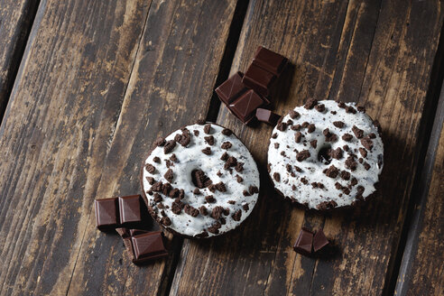 Schokoladendonuts auf weißem Papier - CSF28103