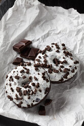 Schokoladendonuts auf weißem Papier - CSF28104