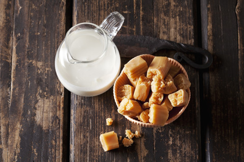 Frische Sahnebonbons und eine Karaffe Sahne, lizenzfreies Stockfoto