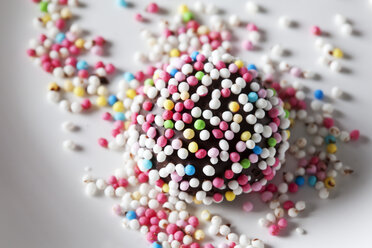Fondant confectionery with sugar beads - CSF28138