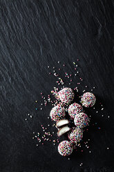 Fondant confectionery with sugar beads - CSF28139