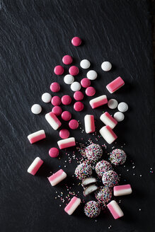 Verschiedene rosa und weiße Bonbons, Pfefferminzbonbons, Schokoladenknöpfe, Fondantkugeln - CSF28141