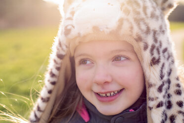 Porträt eines schüchternen kleinen Mädchens mit Hut mit Leopardenmuster - NMSF00028