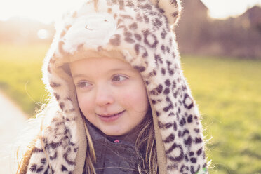 Porträt eines schüchternen kleinen Mädchens mit Hut mit Leopardenmuster - NMSF00029