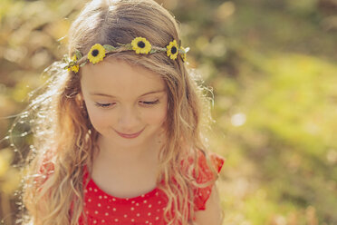 Portrait of smiling little girl wearing flower wreath - NMSF00033