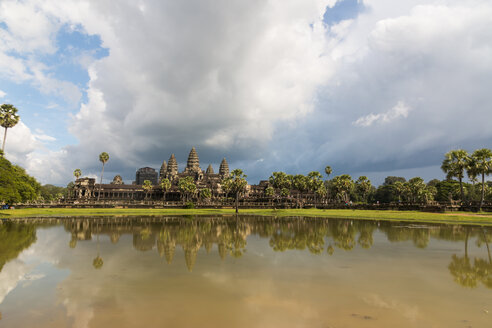 Kambodscha, Siem Reap, Angkor Wat vor dem Regen - SJF00197