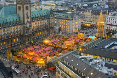 Deutschland, Hamburg, Weihnachtsmarkt am Rathaus am Abend - RJF00686