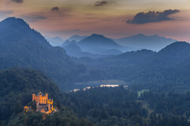 Deutschland, Bayern, Allgäu, Schloss Hohenschwangau und Alpsee bei Sonnenuntergang - WGF01063