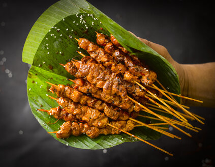 Hähnchen-Satay-Spieße und Bananenblatt - KSWF01786