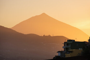 Spain, Tenerife, Las Canteras near San Cristobal de La Laguna, Pico del Teide in haze at sunset - SIEF07365