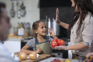 Mutter und Tochter geben sich in der Küche die Klinke in die Hand - ZEF13206