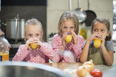 Mädchen trinken Saft in der Küche - ZEF13210