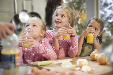 Mädchen trinken Saft in der Küche und schauen nach oben - ZEF13211