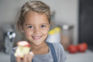 Porträt eines lächelnden Mädchens mit Apfel in der Küche - ZEF13222