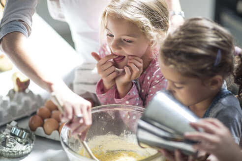 Mutter und Mädchen backen in der Küche - ZEF13225