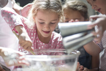 Mädchen backen in der Küche - ZEF13226